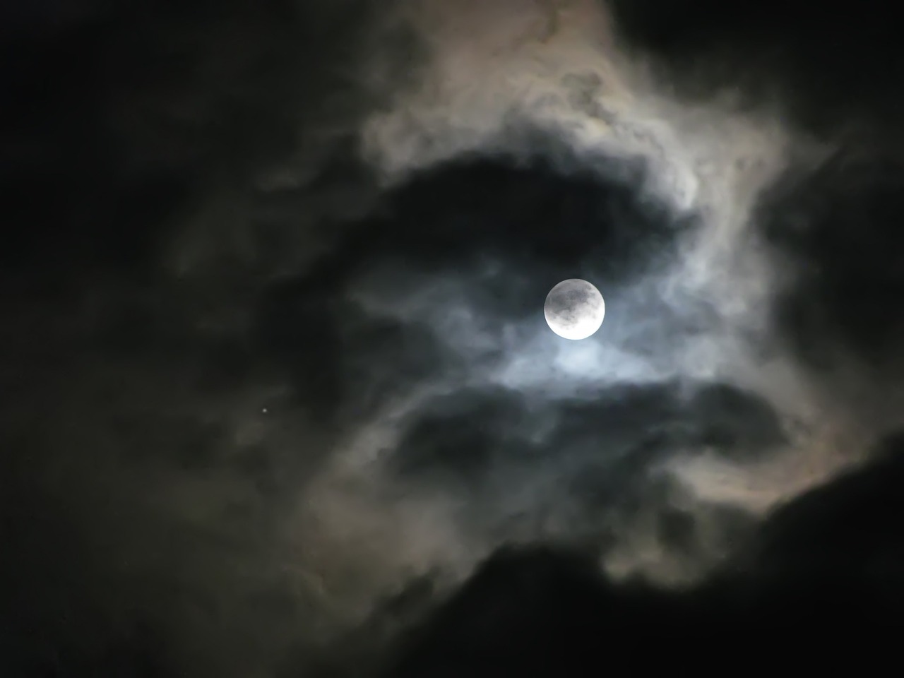 管家婆一票一码100正确-月光版：带你领略神秘夜空下的浪漫故事